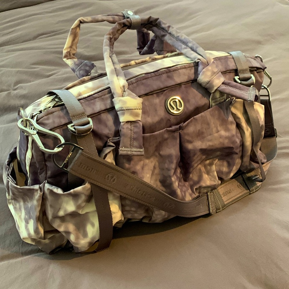 RARE Lululemon Wanderlust Weekend Travel Gym Yoga Bag Duffel in Snowy Owl print